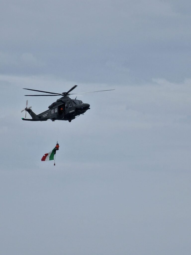 Acrobazie con l'elicottero dell' Aeronautica militare Acrobazie con l'elicottero dell' Aeronautica militare