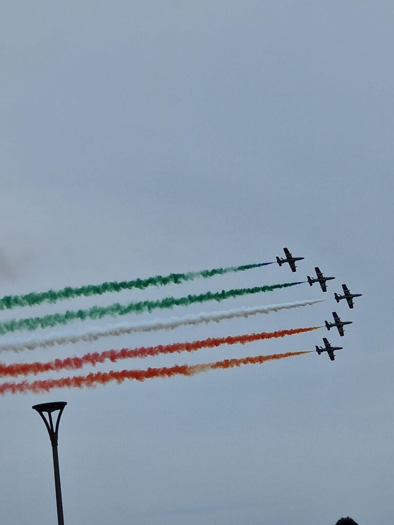 Acrobazie delle Frecce Tricolori con l'Aeronautica Militare Acrobazie delle Frecce Tricolori con l'Aeronautica Militare