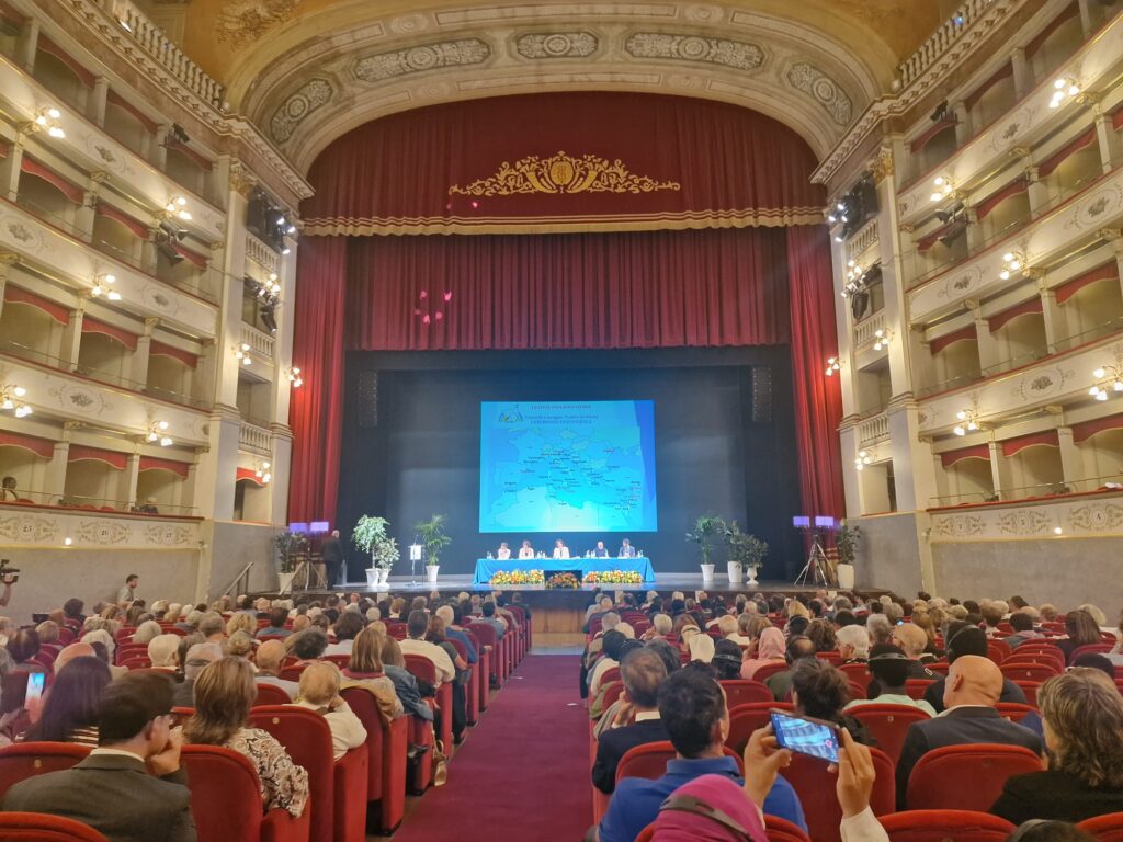 Teatro Goldoni con i partecipanti seduti e i relatori sul palco Teatro Goldoni con i partecipanti seduti e i relatori sul palco