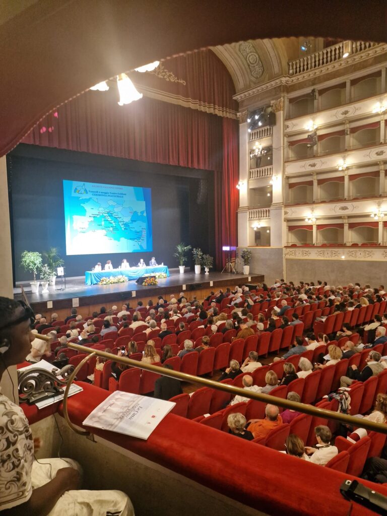 Teatro Goldoni con i partecipanti seduti e i relatori sul palco Teatro Goldoni con i partecipanti seduti e i relatori sul palco