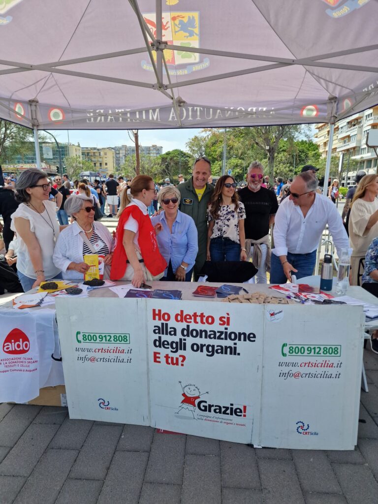 Lo stand con il materiale informativo e gadget sulle donazioni di tessuti, organi e cellule Lo stand con il materiale informativo e gadget sulle donazioni di tessuti, organi e cellule