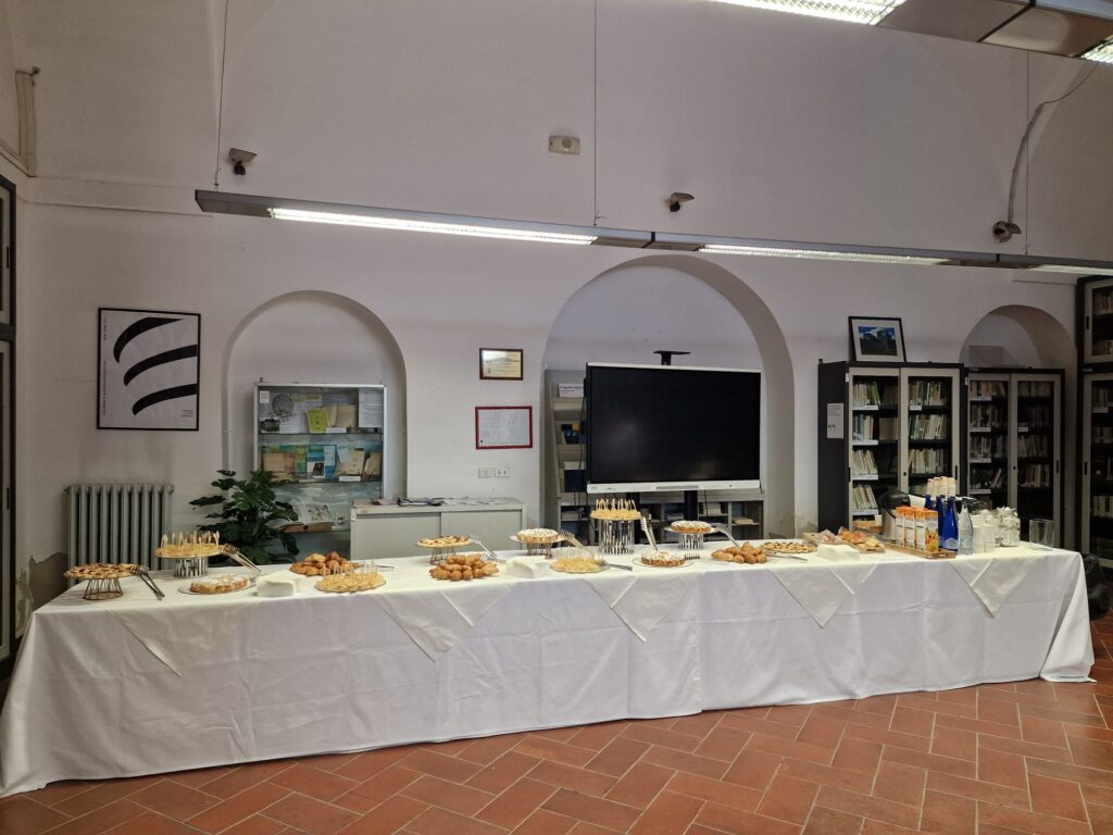 Tavolo del catering che tiene conto delle diverse esigenze alimentari Tavolo del catering che tiene conto delle diverse esigenze alimentari