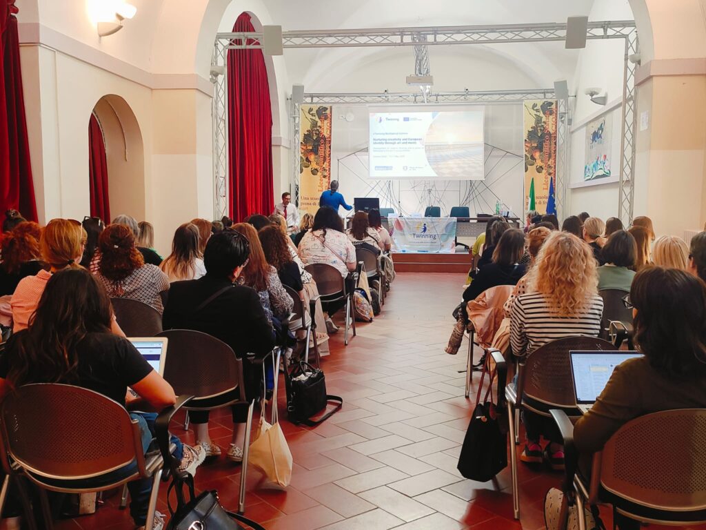 Scatti durante la conferenza in Sala Plenaria Scatti durante la conferenza in Sala Plenaria